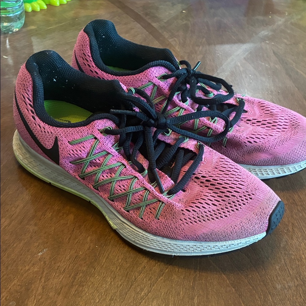 Nike Women's Black and Pink Athletic Shoes